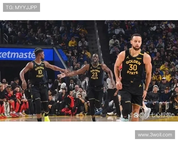 勇士与雄鹿圣诞大战精彩对决NBA超级盛宴引爆全场热情 勇士与雄鹿圣诞大战精彩对决NBA超级盛宴引爆全场热情